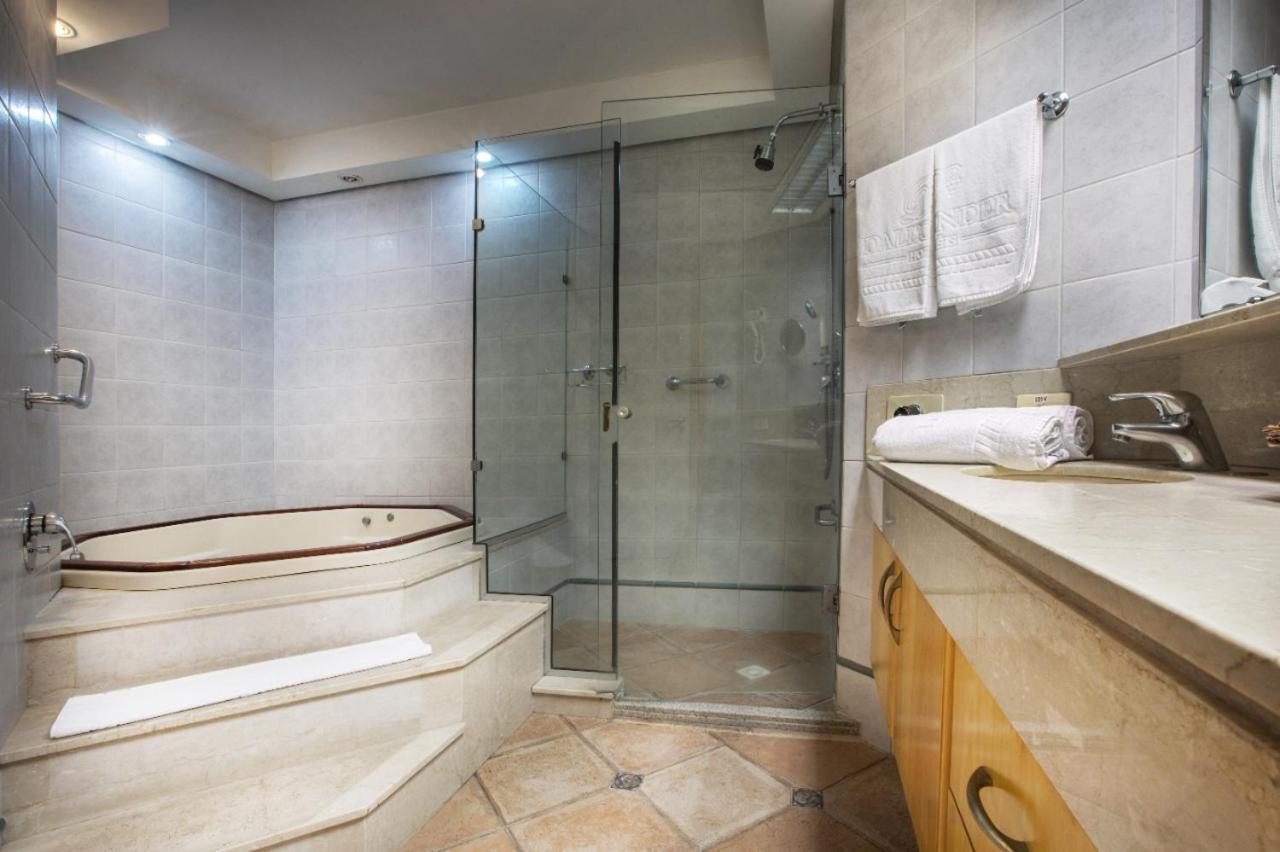 Suite Hot Tub,1282918117:JPEG